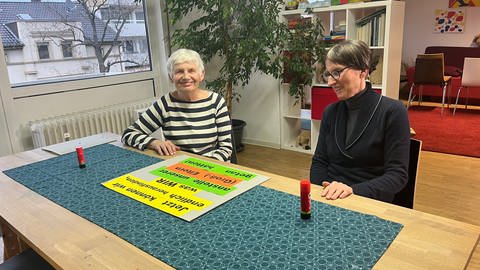 Zwei Mitglieder der Wormser Ortsgruppe "Omas gegen rechts" sitzen an einem Tisch.  (Foto: SWR, Antonia Glaser)