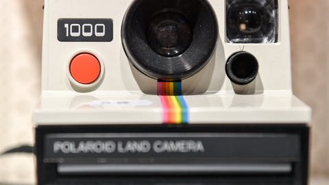Eine Sofortbildkamera liegt in einem "80er-Jahre Pop-up-Store".  (Foto: picture-alliance / Reportdienste, Picture Alliance)