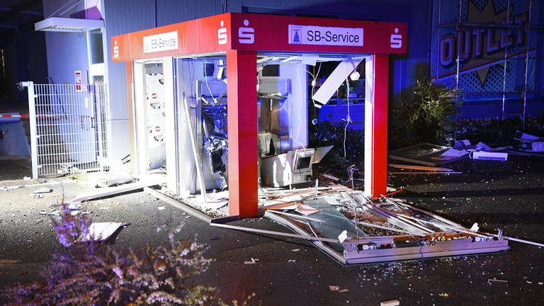 Nach einer Sprengung durch bislang unbekannte Täter liegen Trümmerteile um einen Geldautomaten verstreut.