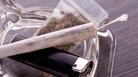 Joint, Cannabis-Tütchen und Feuerzeug (Foto: IMAGO, IMAGO / Shotshop)