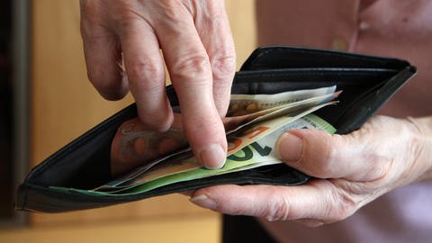 Eine Seniorin schaut in ihr Portemonnaie. (Foto: picture-alliance / Reportdienste, Picture Alliance)