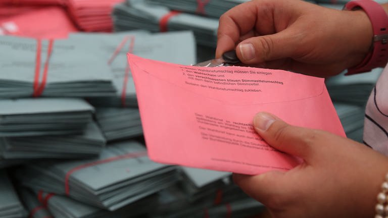 Auszählung Briefwahlstimmen bei der Bundestagswahl 2021