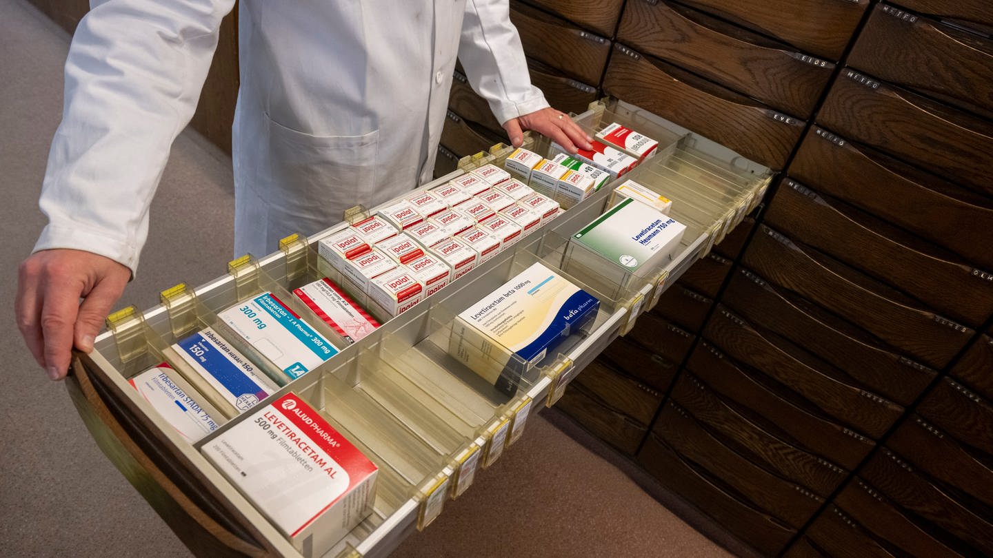 Medikamente in einer Apotheken-Schublade (Foto: picture-alliance / Reportdienste, picture alliance/dpa | Peter Kneffel)