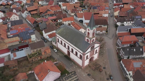 Die Kirche in Neupotz - hier kommt es in jedem Jahr zu Bürokratie-Irrsinn (Foto: SWR)