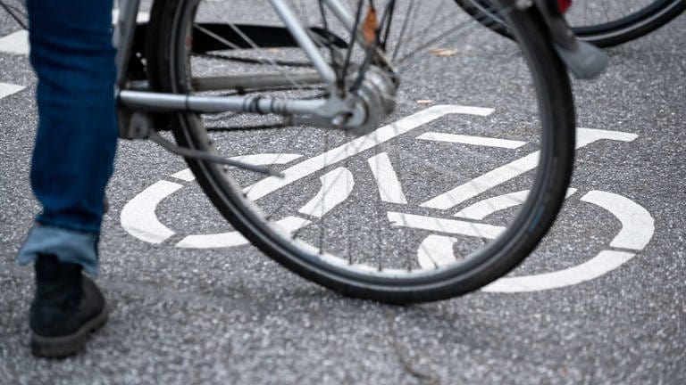 Solche Rad-Piktogramme findet man in Koblenz noch auf den Straßen. Die Landesregierung plant keinen Erlass, der sie im Straßenverkehr künftig erlaubt. 