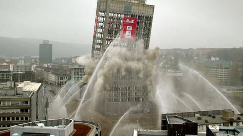 Die spektakuläre Sprengung des 21 Etagen hohen Gebäudes mitten in der Hagener Innenstadt wurde von mehreren zehntausend Zuschauer betrachtet. (Foto: picture-alliance / Reportdienste, picture alliance / AP Photo | MARTIN MEISSNER)