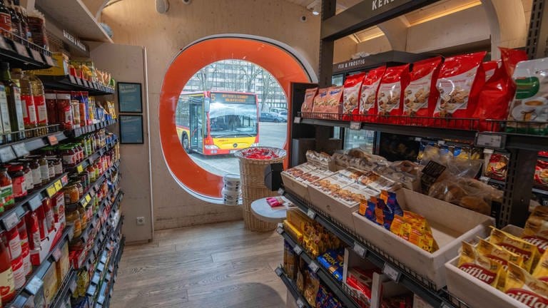 Man sieht das Innere von einem vollautomatisierten Supermarkt. Dort kann man Lebensmittel ohne, dass Personal vor Ort ist.