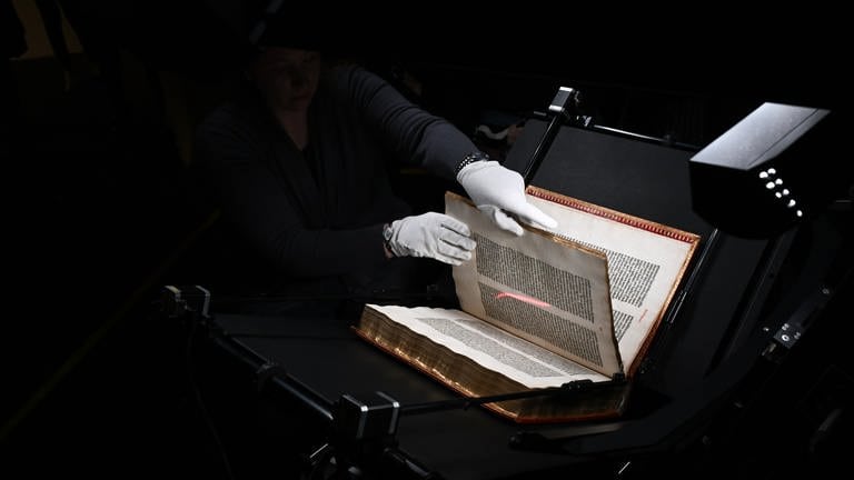 Gutenberg-Bibel wird digitalisiert (Foto: picture-alliance / Reportdienste, picture alliance/dpa | Arne Dedert)