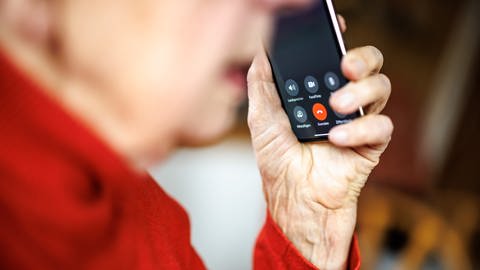 Eine über 90-jährige Dame führt mit ihrem Smartphone ein Telefongespräch. (Foto: dpa Bildfunk, picture alliance/dpa | Matthias Balk)