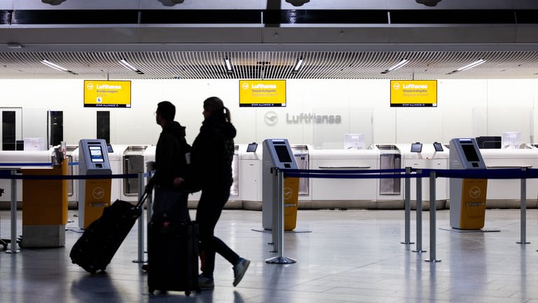 Das Lufthansa-Kabinenpersonal in Fankfurt streikt. Hunderte Flüge fallen aus.