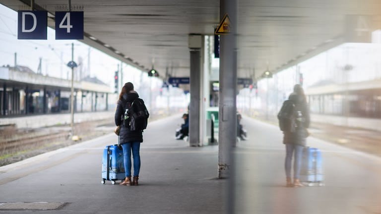 Eine Frau wartet während des Bahnstreiks der GDL mit einem Koffer am Hauptbahnhof. (Foto: picture-alliance / Reportdienste, Julian Stratenschulte)