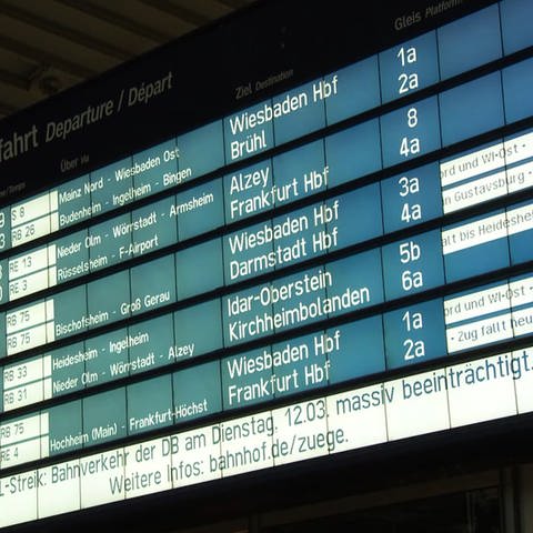 Anzeigetafel an einem Bahnhof (Foto: SWR)
