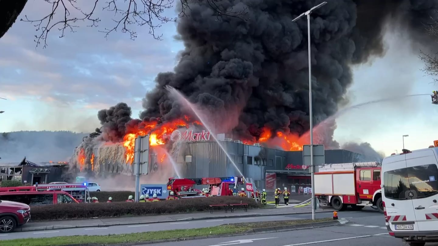 Flammen schlagen aus dem Einkaufszentrum (Foto: SWR)