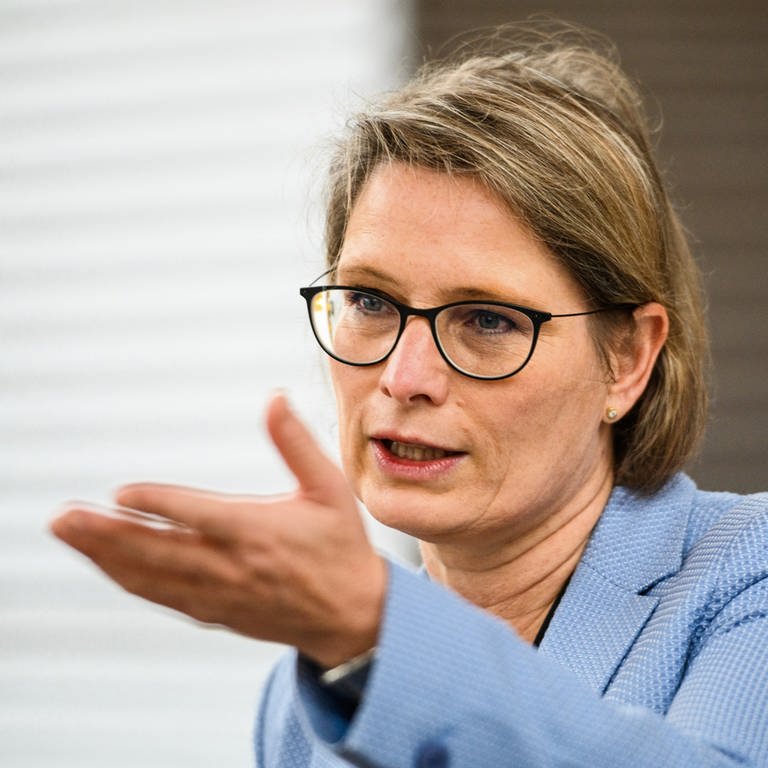 Stefanie Hubig (SPD), Bildungsministerin von Rheinland-Pfalz (hier ein Archivbild), hat die Forderung nach den Zivilschutz-Übngen an Schuleb in RLP kritisiert. Denn: das Thema spiele bereits seit Jahren eine wichtige Rolle.