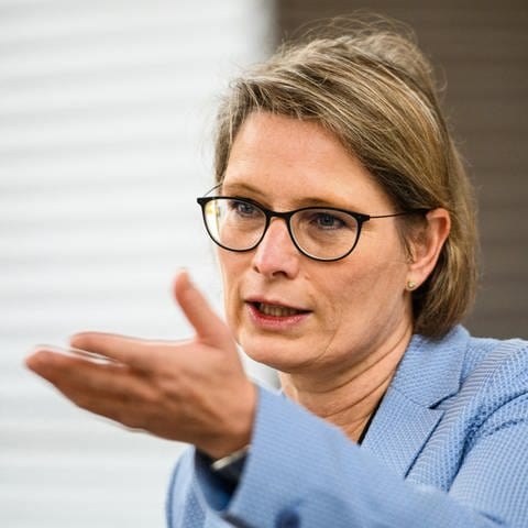 Stefanie Hubig (SPD), Bildungsministerin von Rheinland-Pfalz (hier ein Archivbild), hat die Forderung nach den Zivilschutz-Übngen an Schuleb in RLP kritisiert. Denn: das Thema spiele bereits seit Jahren eine wichtige Rolle.