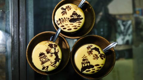drei Tassen Eierkaffee mit Schaum-Motiv (Foto: IMAGO, IMAGO / Xinhua IMAGO Bildnummer: 0373982567)
