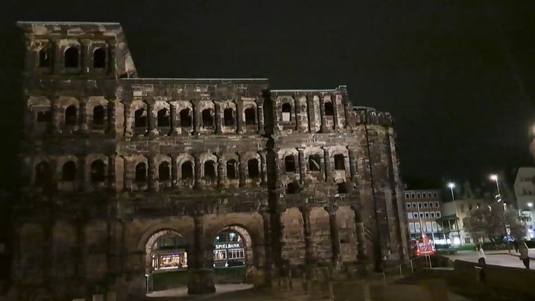 Die unbeleuchtete Porta Nigra in Trier