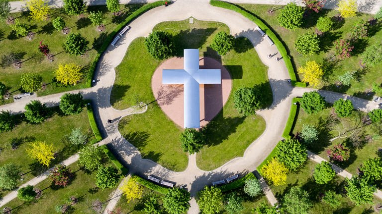 Ein überdimensionales Kreuz ziert den Luthergarten in Wittenberg, aufgenommen mit einer Drohne. (Foto: dpa Bildfunk, picture alliance/dpa/dpa-Zentralbild | Jan Woitas)