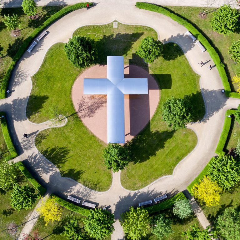 Ein überdimensionales Kreuz ziert den Luthergarten in Wittenberg, aufgenommen mit einer Drohne.