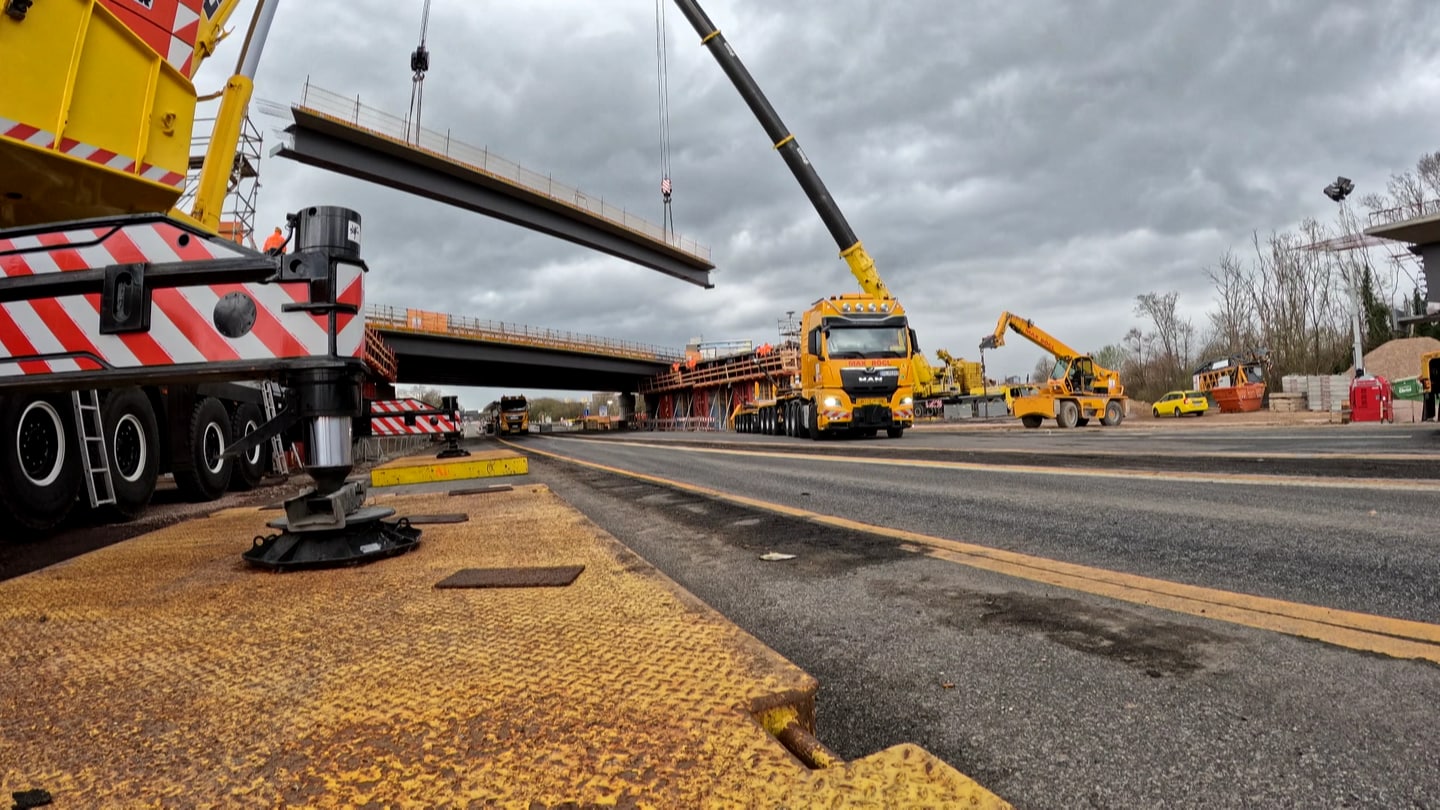 Zwei große, mobile Kräne übernehmen die Arbeit, die 50 Tonnen schweren Stahlträger an die richtige Stelle zu hieven. (Foto: SWR)