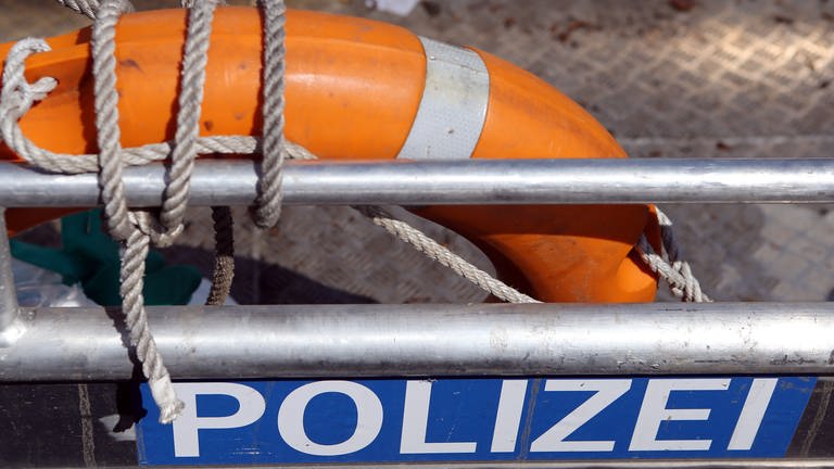 picture alliance  dpa | Malte Christians (Foto: dpa Bildfunk, Eine 15 Jahre alte Seglerin ist auf dem Altrhein in Otterstadt mit ihrem Boot gekentert und danach von der Wasserschutzpolizei gerettet worden.)