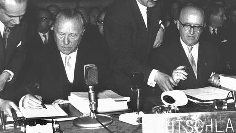 Adenauer und Hallstein unterschreiben Römische Verträge. (Foto: dpa Bildfunk, picture-alliance/ dpa | epa ansa)