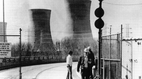 Sicherheitspersonal vor dem Kernkraftwerk am 28. März 1979.  (Foto: picture-alliance / Reportdienste, picture-alliance / UPI | UPI)