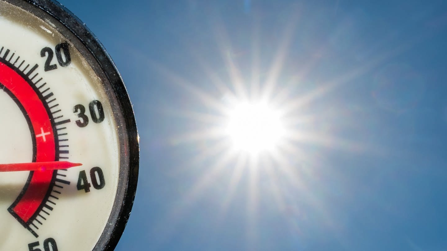 Ein Thermometer zeigt 38 Grad in der Sonne (Foto: dpa Bildfunk, Picture Alliance)
