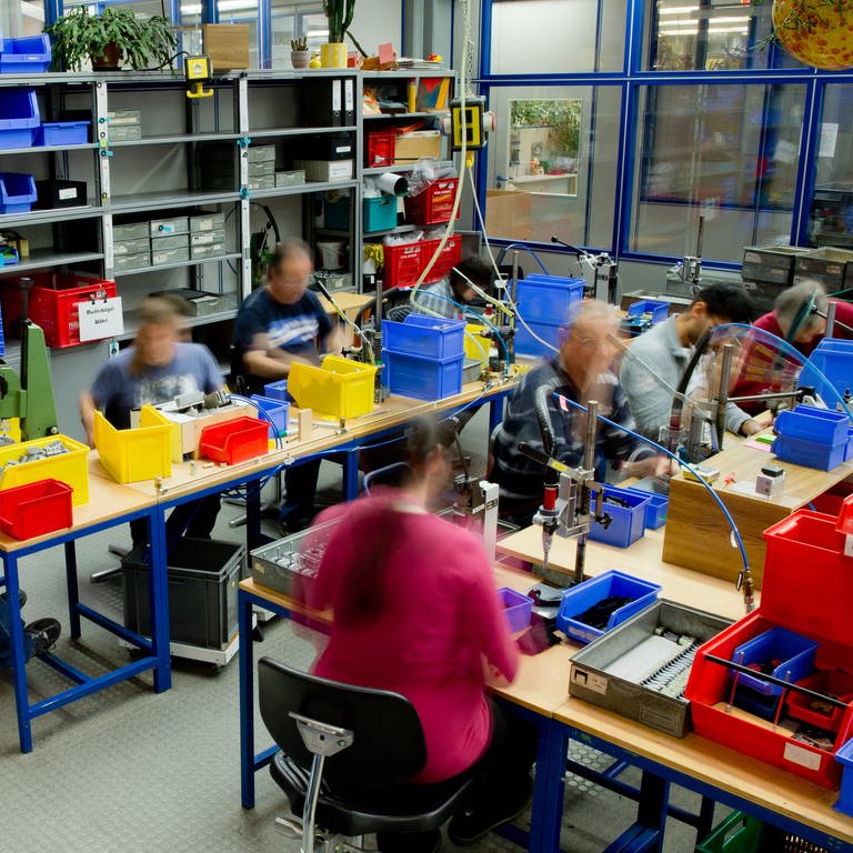 in einer Behindertenwerkstatt wird gearbeitet (Foto: dpa Bildfunk, Picture Alliance)