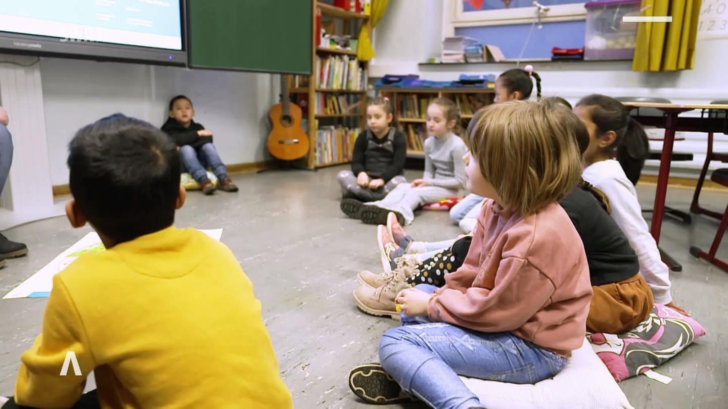 Kinder sitzen im Kreis in der Schule (Foto: SWR)