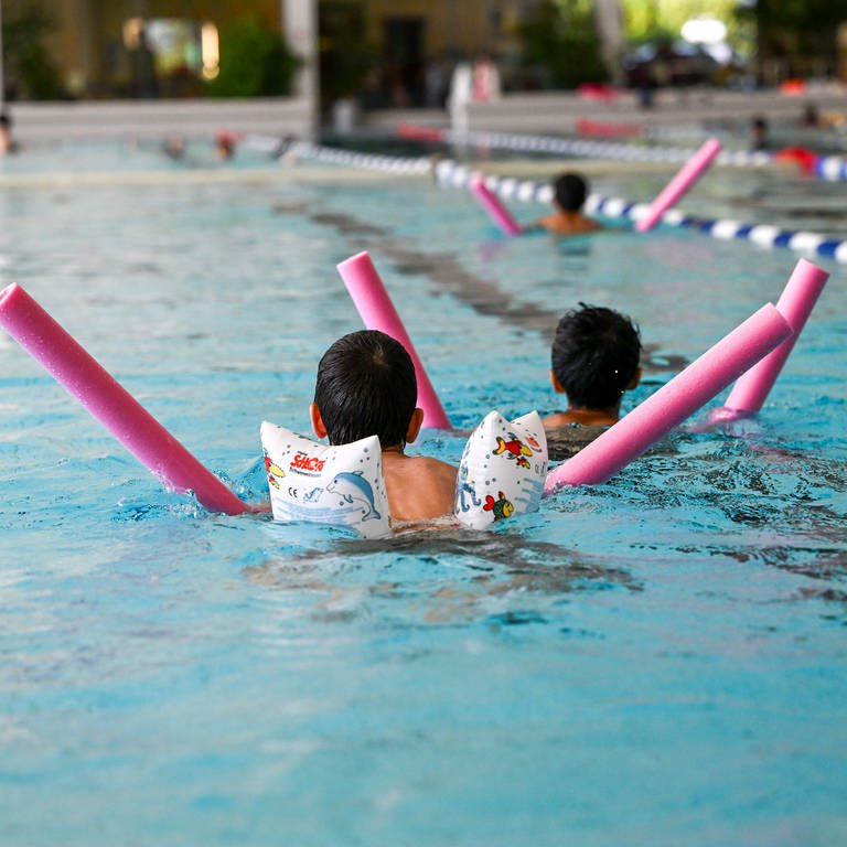 Immer weniger Kinder in Rheinland-Pfalz können Schwimmen. Die Wartezeit auf einen Schwimmkurs beträgt zum Teil bis zu zwei Jahre.