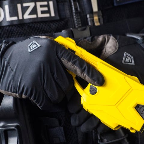 Taser in der Hand eines Polizisten (Foto: picture-alliance / Reportdienste, Andreas Arnold)