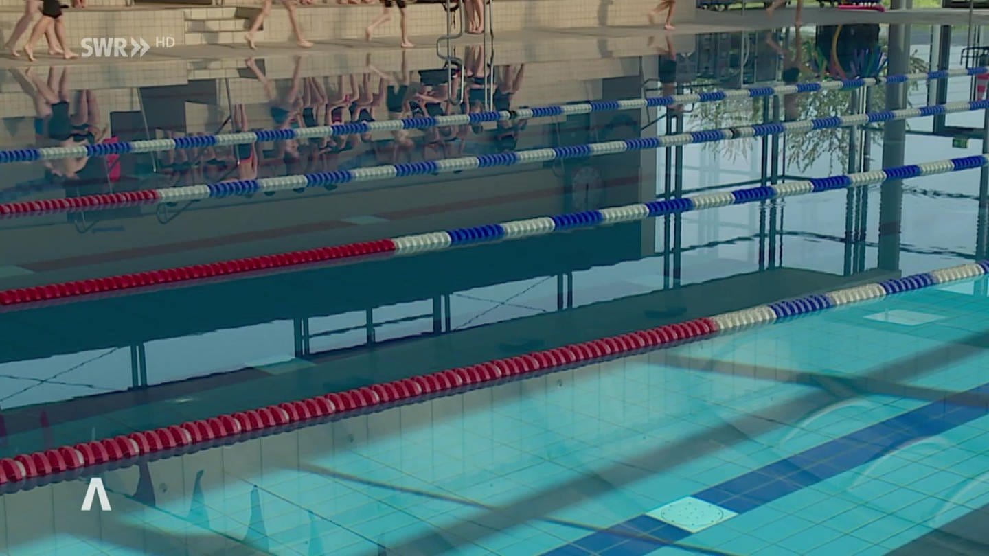 Leeres Schwimmbecken in einem Hallenbad (Foto: SWR)