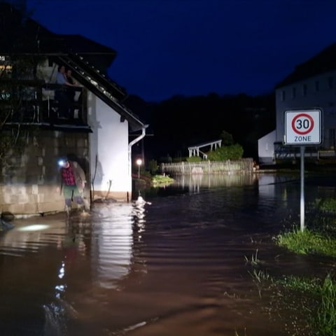 Unwetter in RLP: In Jünkerath stehen Straßen unter Wasser (Foto: SWR)
