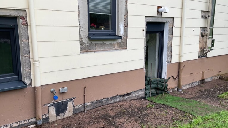 Aufräumarbeiten in Jünkerath-Glaadt nach dem Unwetter Anfang Mai