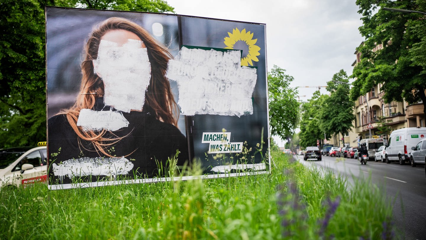Ein Plakat mit dem Bild von Terry Reintke, Spitzenkandidatin der Grünen für die Europawahl, ist mit weißer Farbe überstrichen worden. (Foto: dpa Bildfunk, Picture Alliance)
