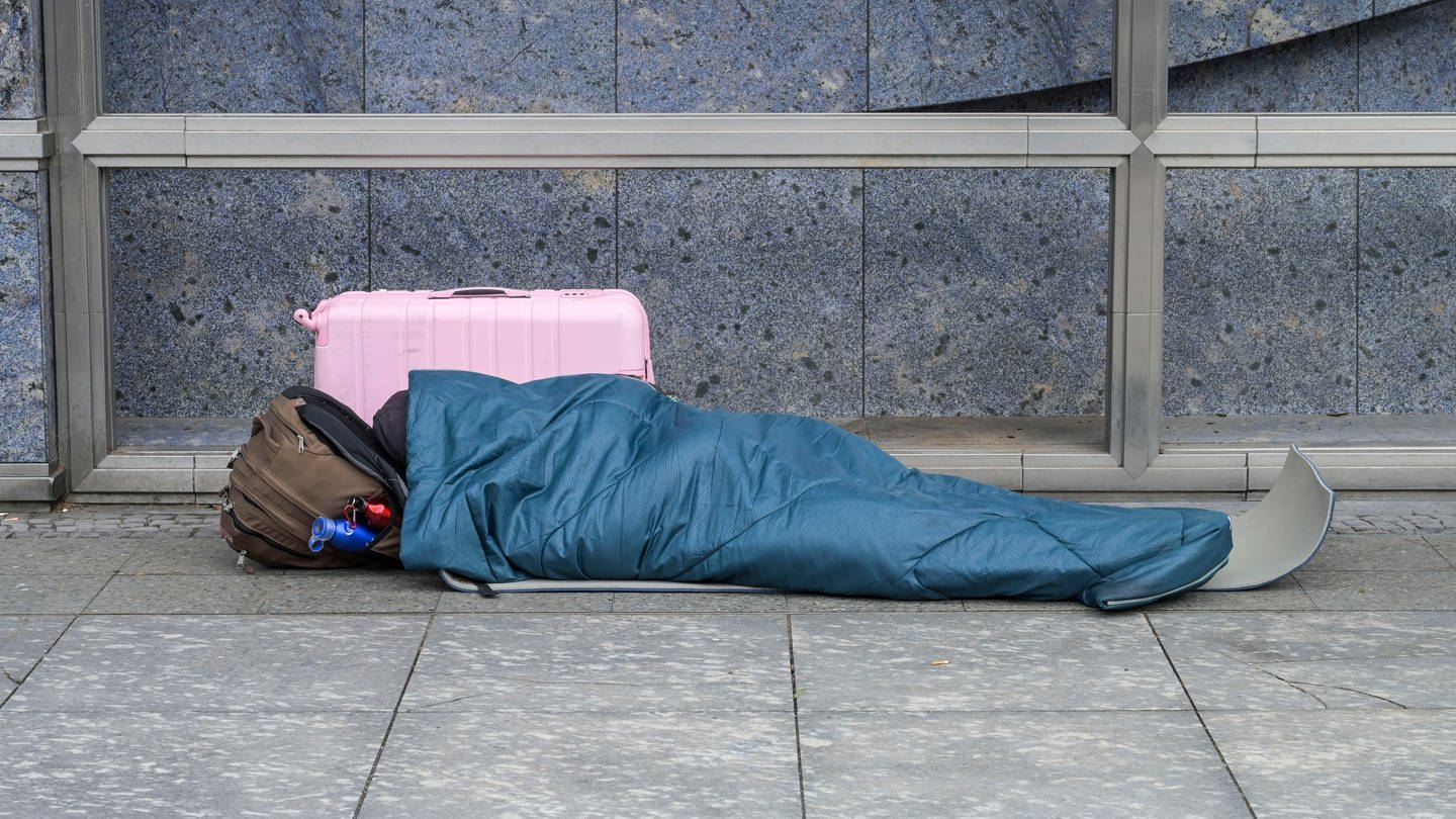 Eine obdachlose Person schläft auf dem Boden. (Symbolbild) (Foto: picture-alliance / Reportdienste, picture alliance / Schoening | Schoening)