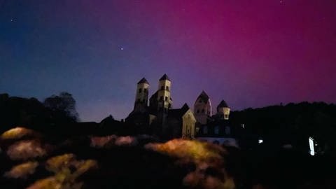 Bei Instagram hat uns Userin Patricia diese tolle Aufnahme von den Polarlichtern geschickt, aufgenommen in Nickenich, mit der Benediktinerabtei Maria Laach im Bild.