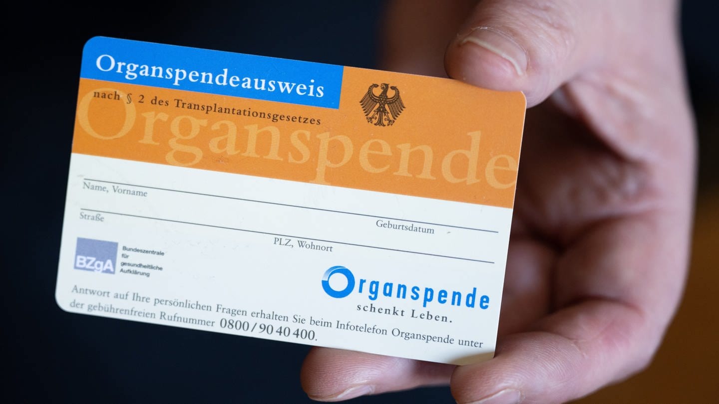 Ein Organspendeausweis. Rheinland-Pfalz unterstützt eine Initiative für eine Widerspruchslösung bei der Organspende (Foto: dpa Bildfunk, picture alliance/dpa | Hendrik Schmidt)