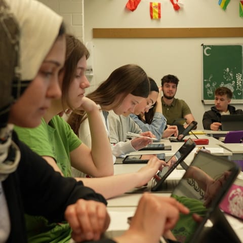 Digitale Geräte wie Tablets kommen auch im Schulunterricht in Rheinland-Pfalz zum Einsatz - bislang aber nicht an jeder Schule.