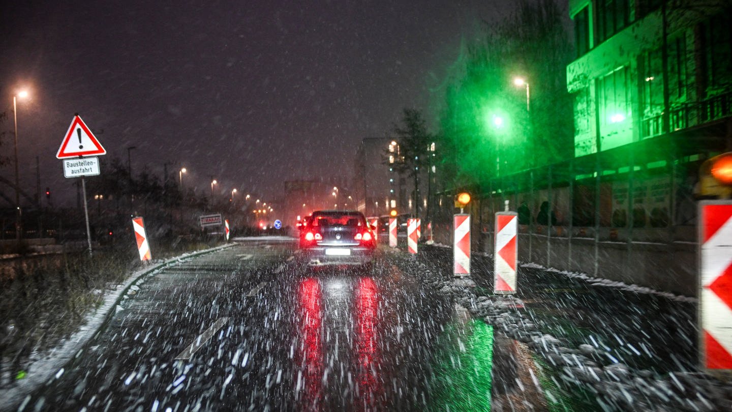 In Rheinland-Pfalz drohen am Freitag Starkregen und Überschwemmungen. Autofahrer müssen auf Aquaplaning achten. (Foto: picture-alliance / Reportdienste, picture alliance/dpa | Jens Kalaene)