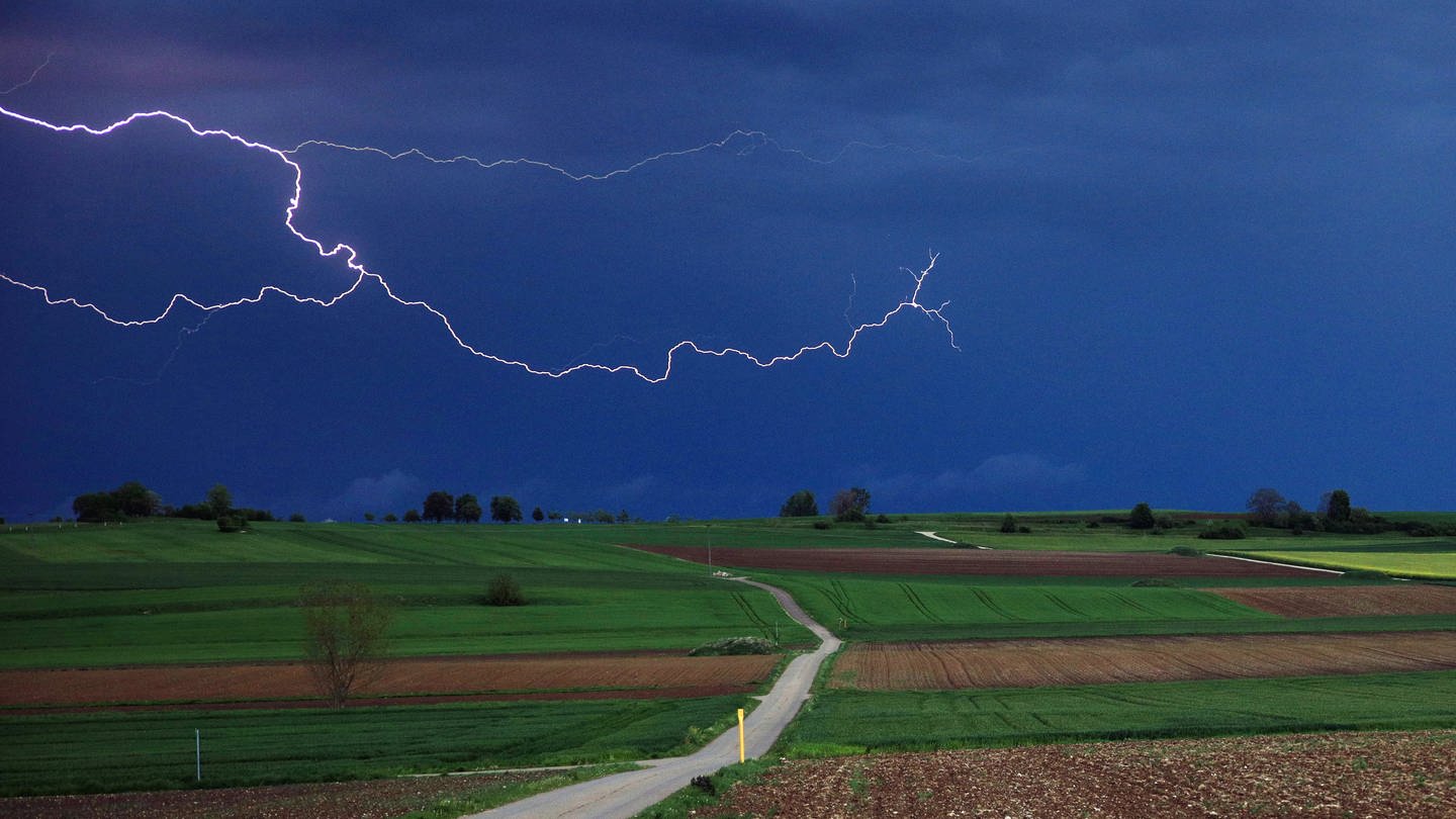 Eine Gewitterzelle mit Blitz: In Rheinland-Pfalz drohen Unwetter mit starkem Regen und Überschwemmungen. (Foto: dpa Bildfunk, picture alliance/dpa | Alexander Wolf)