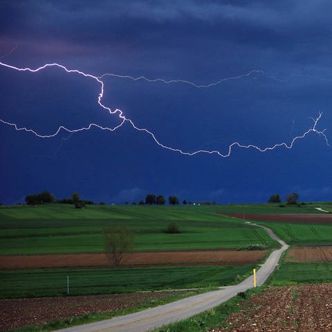 Eine Gewitterzelle mit Blitz: In Rheinland-Pfalz drohen Unwetter mit starkem Regen und Überschwemmungen.