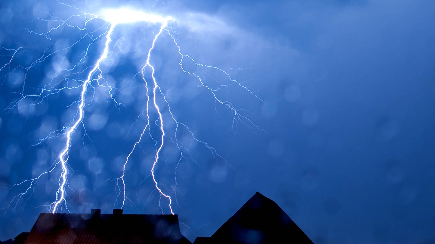 Warnung: Laut Deutschem Wetterdienst besteht die Gefahr von Unwettern mit Gewitter und Starkregen in RLP. (Foto: dpa Bildfunk, picture alliance/dpa | Thomas Rensinghoff)
