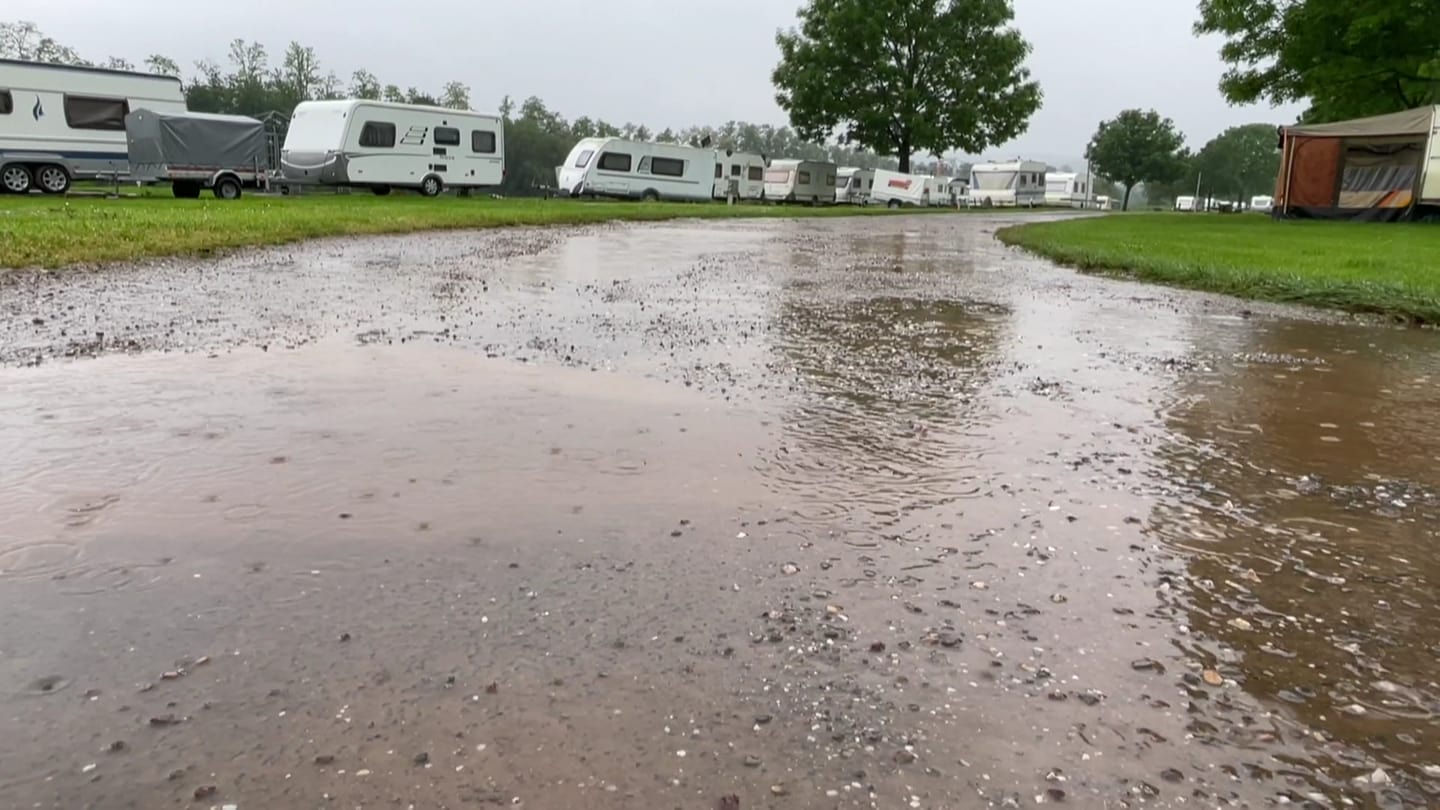 Campingplatz bei Klüsserath an der Mosel. Einige Campingplätze müssen wegen drohenden Hochwassers geräumt werden. (Foto: SWR)