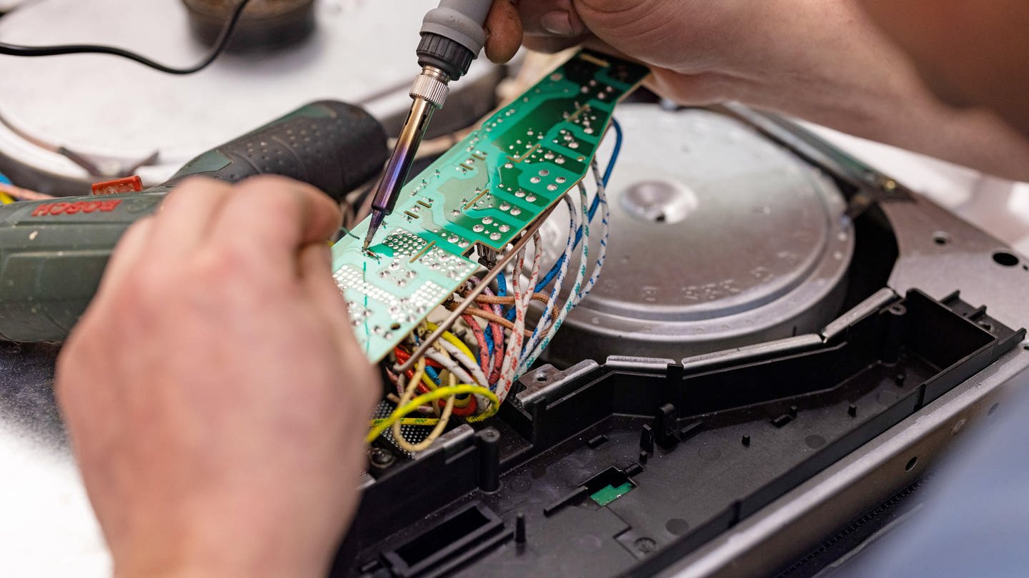 Neues EU-Recht will reparieren von Elektrogeräten einfacher machen, auch für Verbraucher in RLP. (Foto: dpa Bildfunk, Picture Alliance)