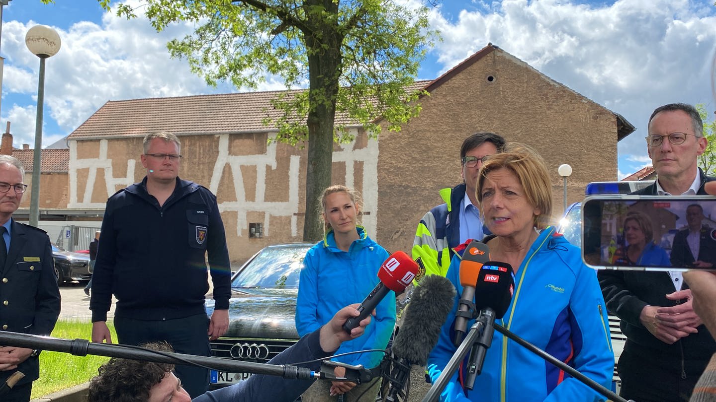Ministerpräsidentin Malu Dreyer im vom Hochwasser betroffenen Zweibrücken (Foto: SWR)