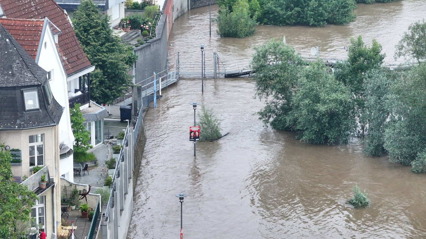 Das Wasser des Rheins steht hoch und nahe an Häusern, die durch Spundwände und Mauern gesichert sind. (Foto: dpa Bildfunk, picture alliance/dpa | Sascha Thelen)