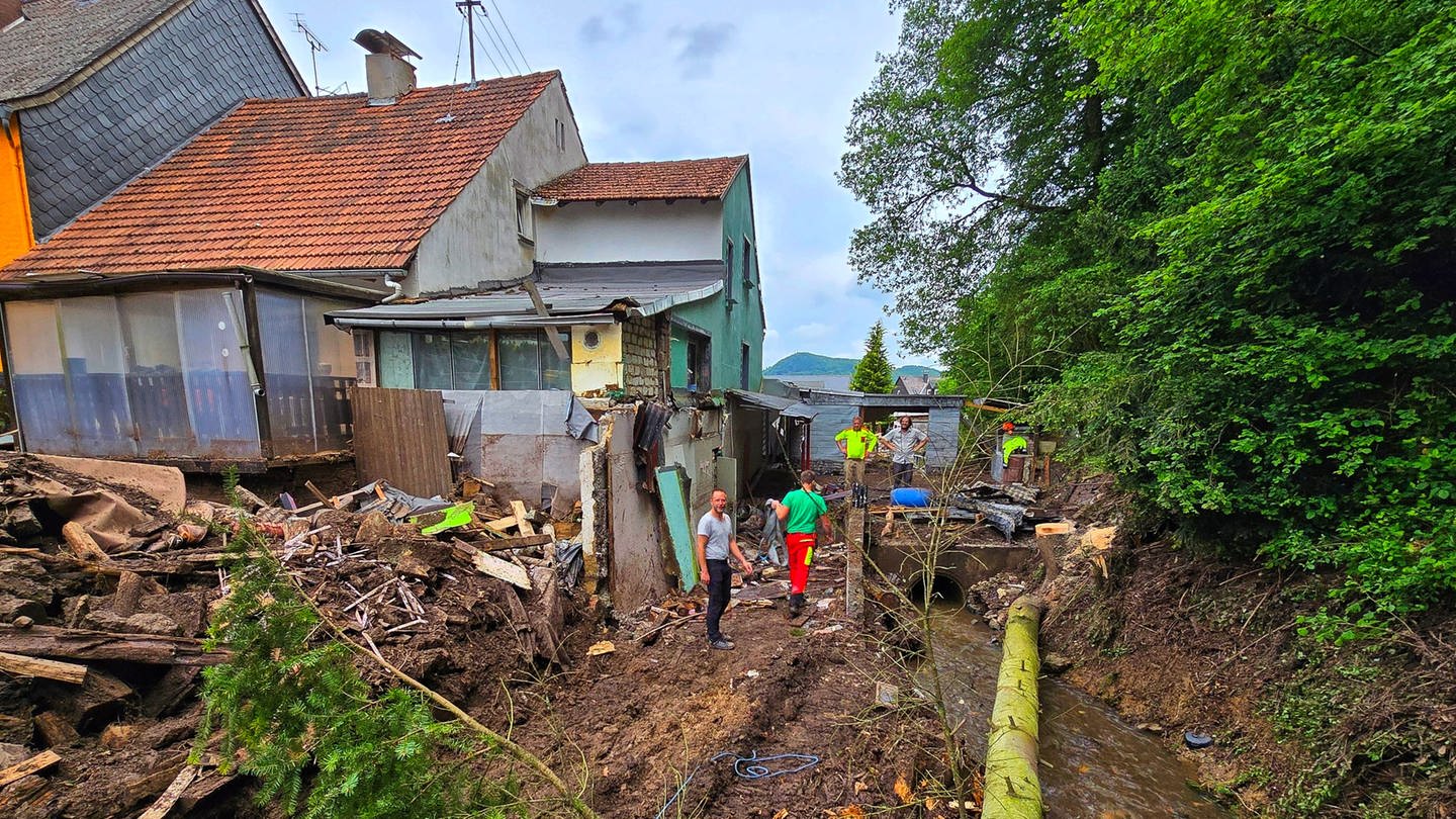 Aufräumen nach dem Hochwasser in Kirn-Sulzbach. Die Schäden sind in RLP sind noch nicht beseitigt und auch am Dienstag soll es nochmal regnen. (Foto: dpa Bildfunk, Picture Alliance)