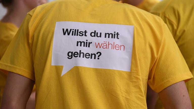 Ein Teilnehmer beim Test der aktuellen Versions des Wahl-O-Mats der Bundeszentrale für politische Bildung trägt ein T-Shirt mit der Aufschrift "Willst du mit mir wählen gehen?